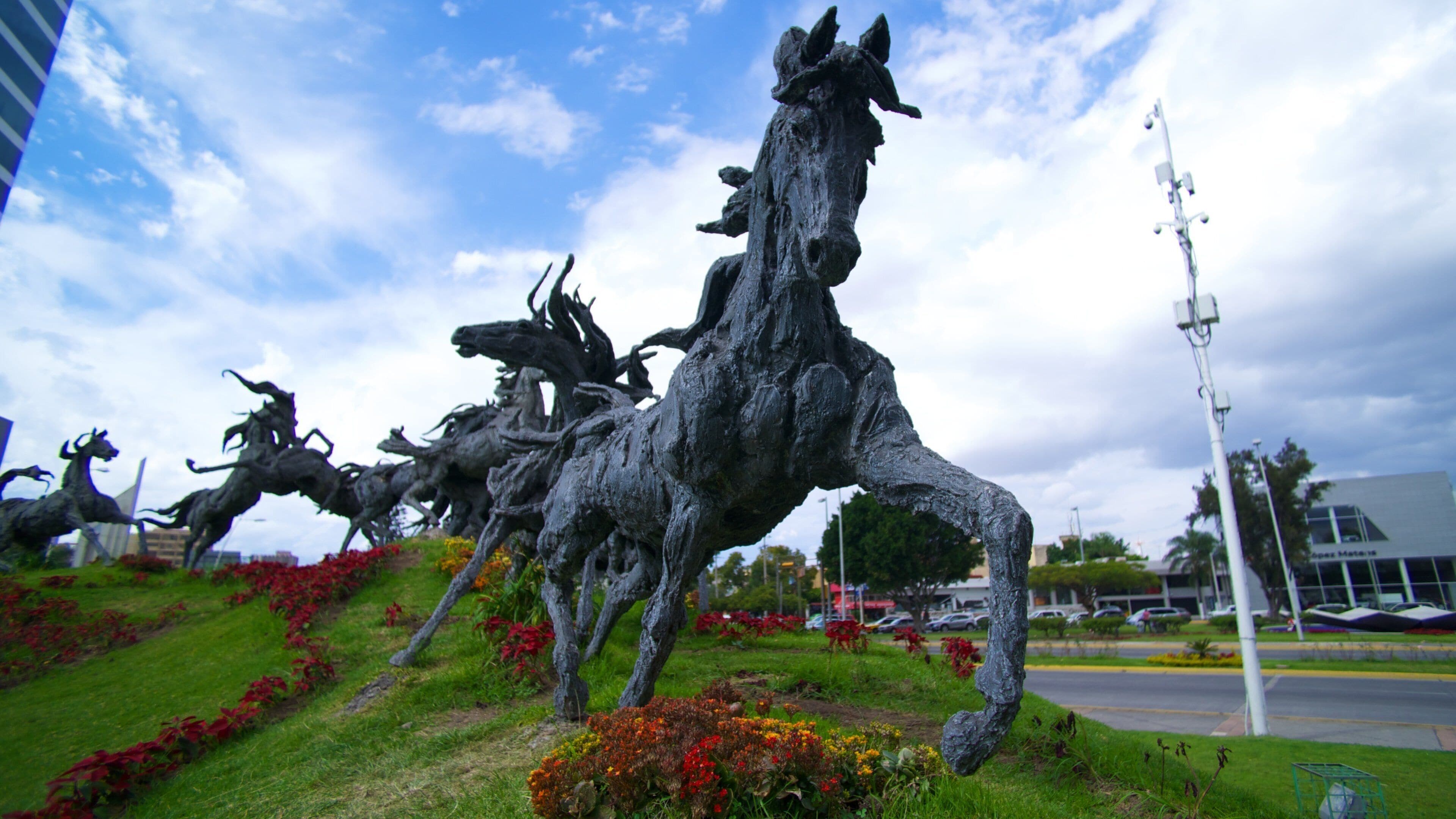 Guadalajara mostrando arte al aire libre, una estatua o escultura y un jardín