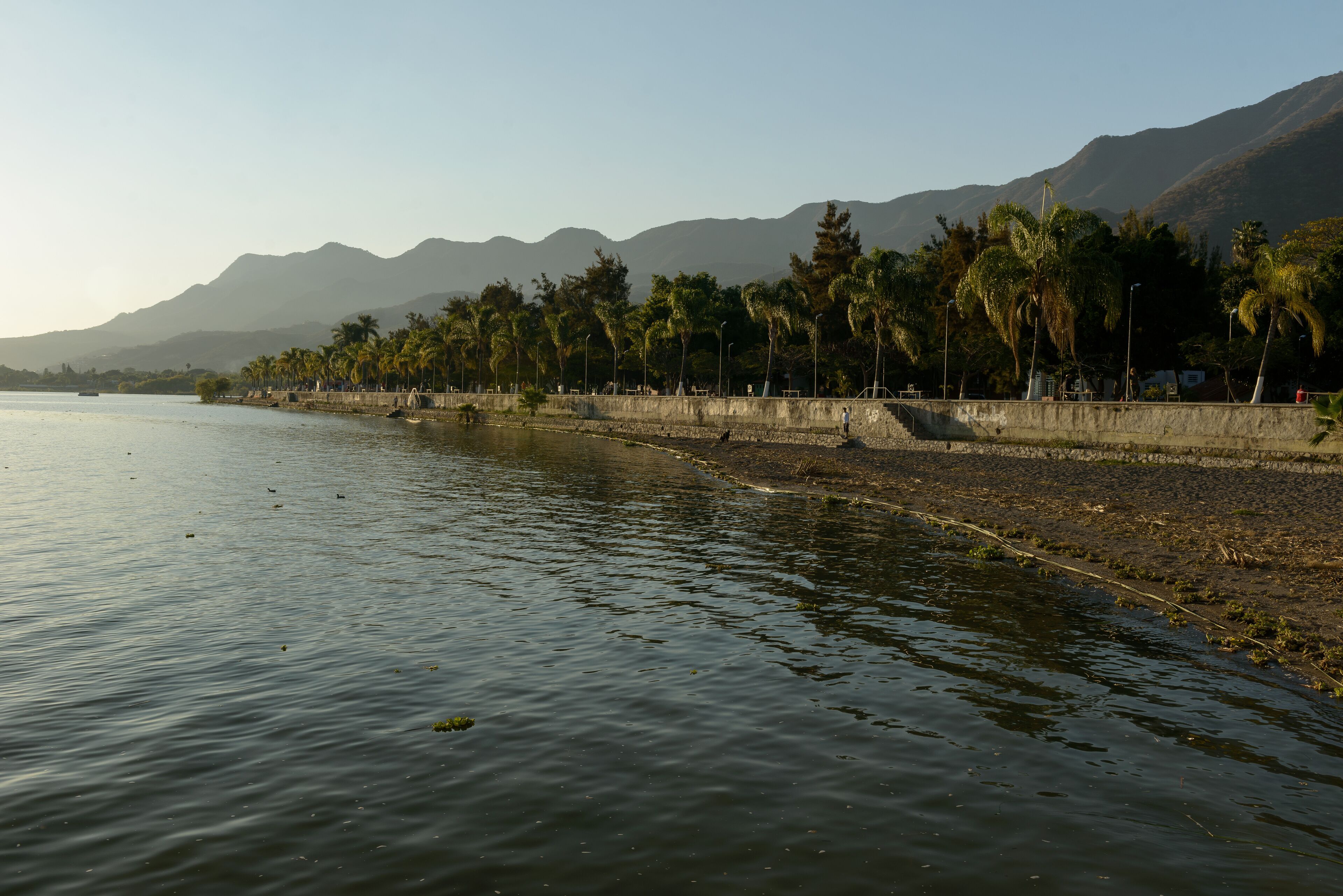 bahia de ajijic en jalisco con lago de chapala