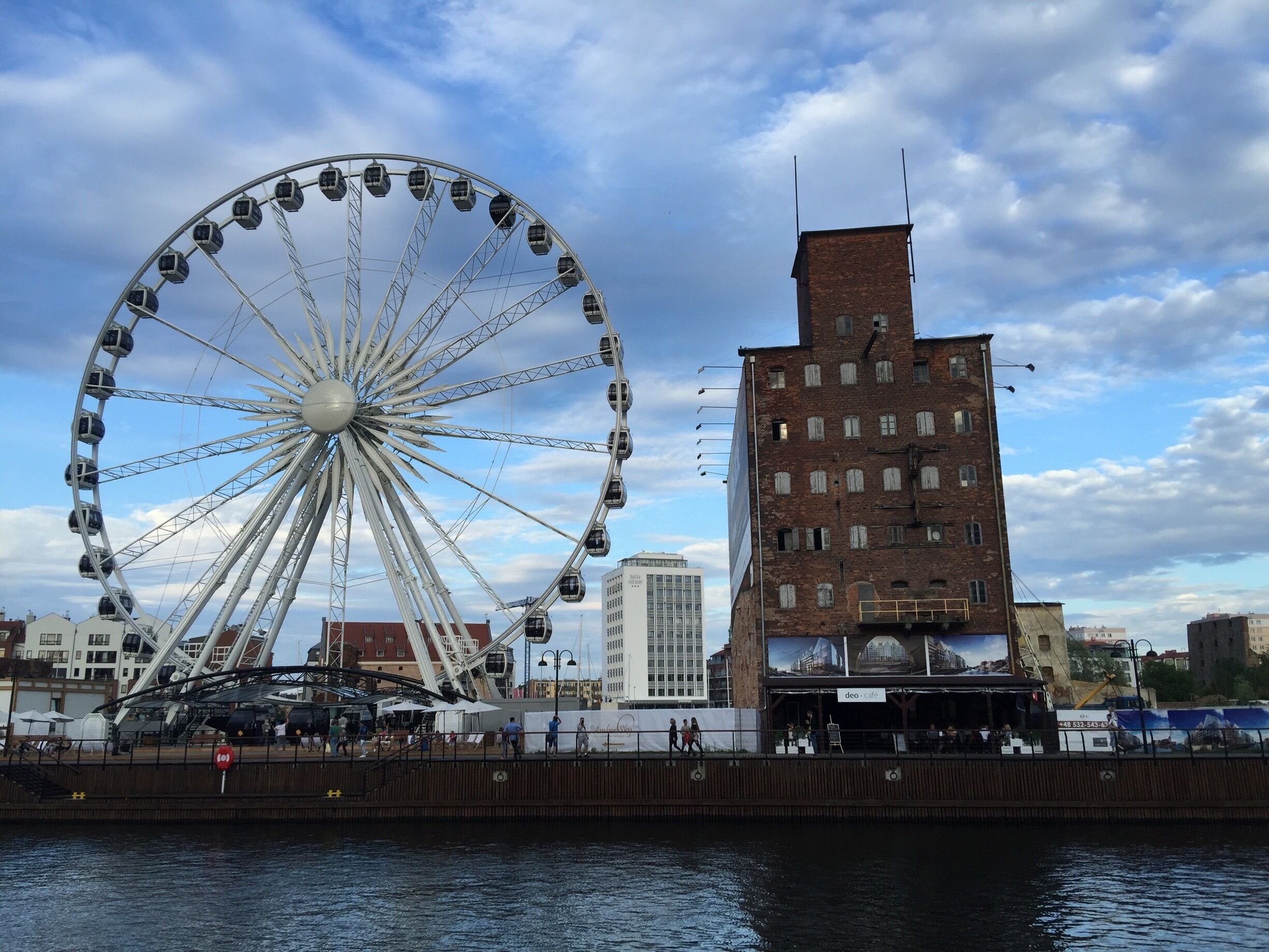 Great view of a Big Sightseeing wheel from the Old Town Promenade 