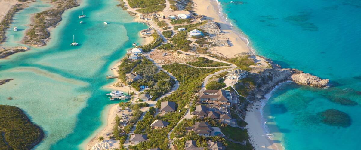 Bahamas cho thấy san hô và thị trấn duyên hải