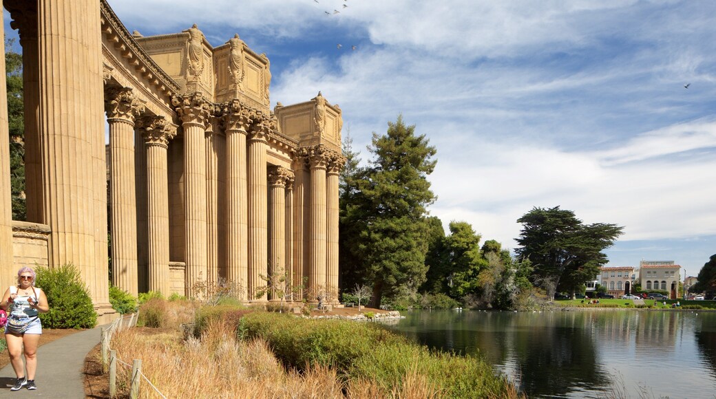 Marina District mostrando arquitetura de patrimônio e um rio ou córrego assim como uma mulher sozinha
