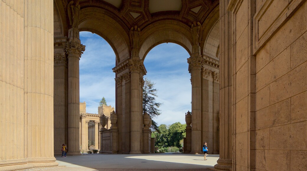 Marina District mostrando arquitetura de patrimônio assim como uma mulher sozinha