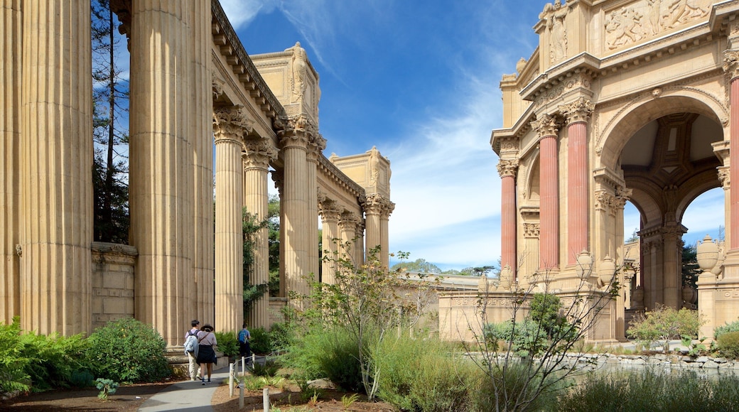 Marina District mostrando arquitetura de patrimônio assim como um pequeno grupo de pessoas