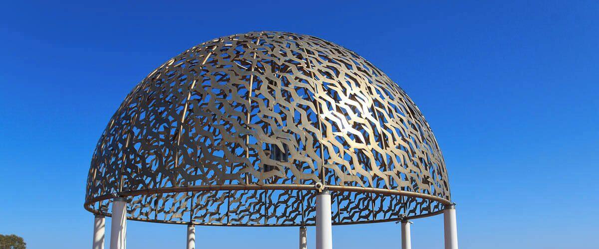 The HMAS Sydney II Memorial in Geraldton WA.
Geraldton is a coastal city in Western Australia, located 424 kilometres north of Perth.
The memorial recognises the loss of the World War II cruiser HMAS Sydney and is located on top of a small hill overlooking Geraldton.
645 people aboard the HMAS Sydney II died and so the dome is made up of 645 stainless steel seagulls.