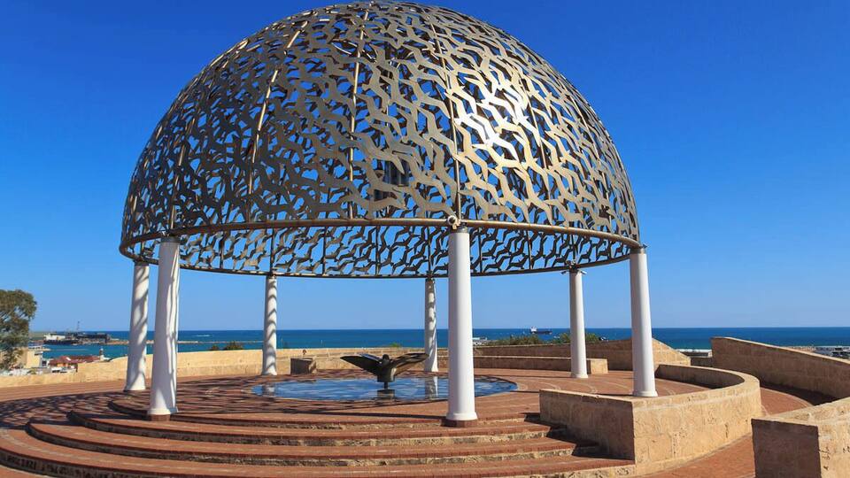 The HMAS Sydney II Memorial in Geraldton WA.
Geraldton is a coastal city in Western Australia, located 424 kilometres north of Perth.
The memorial recognises the loss of the World War II cruiser HMAS Sydney and is located on top of a small hill overlooking Geraldton.
645 people aboard the HMAS Sydney II died and so the dome is made up of 645 stainless steel seagulls.