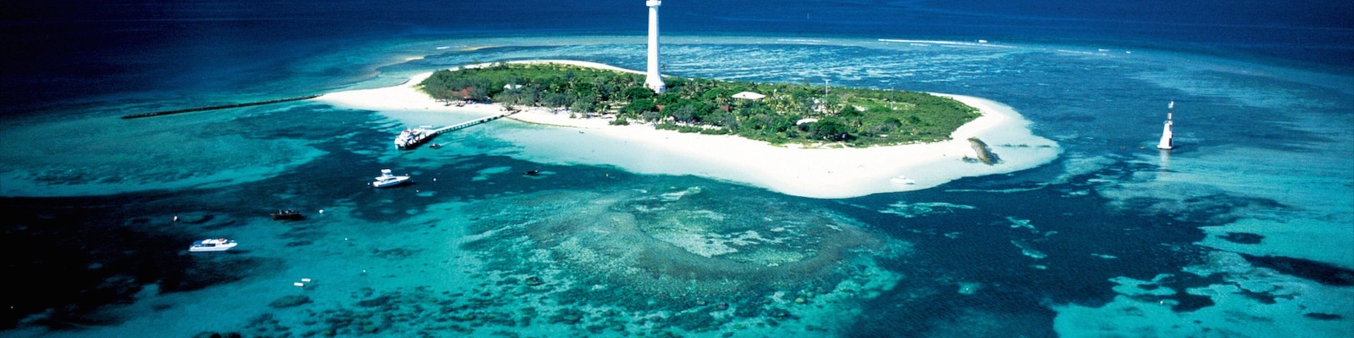Nueva Caledonia que incluye vista a una isla y una playa