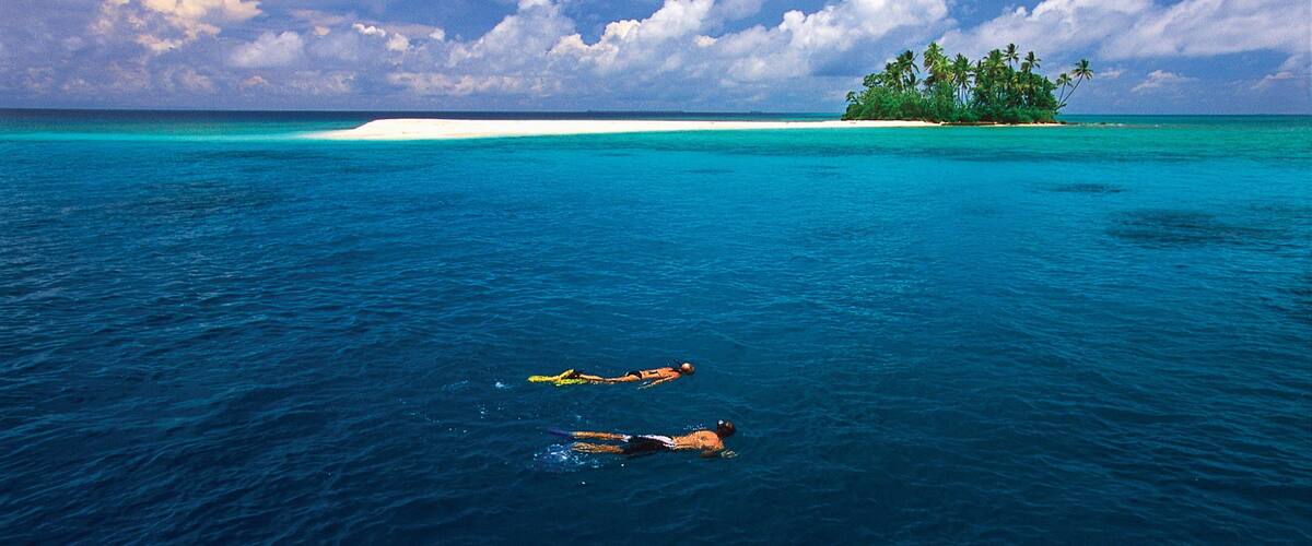 Papúa-Nueva Guinea ofreciendo vista general a la costa, snorkel y vista a una isla