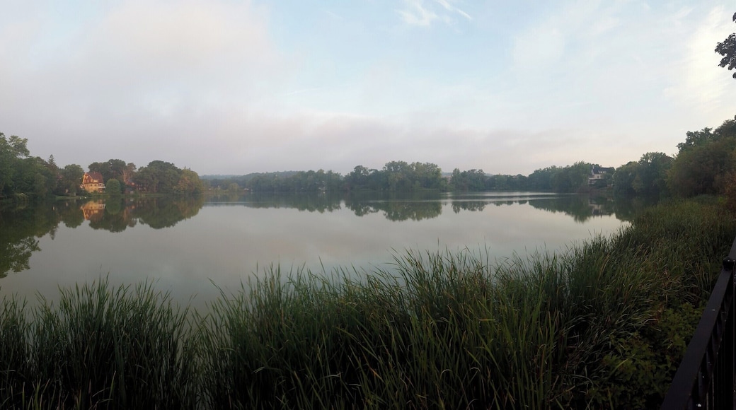 Vista del lago "Ell Pond" ubicado en la ciudad de Melrose, Massachusetts, USA