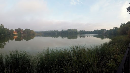 Vista del lago "Ell Pond" ubicado en la ciudad de Melrose, Massachusetts, USA