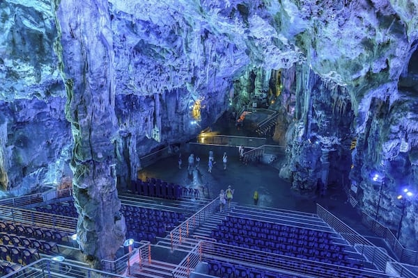 Uma gruta interior com formações de gelo e uma área de palco.