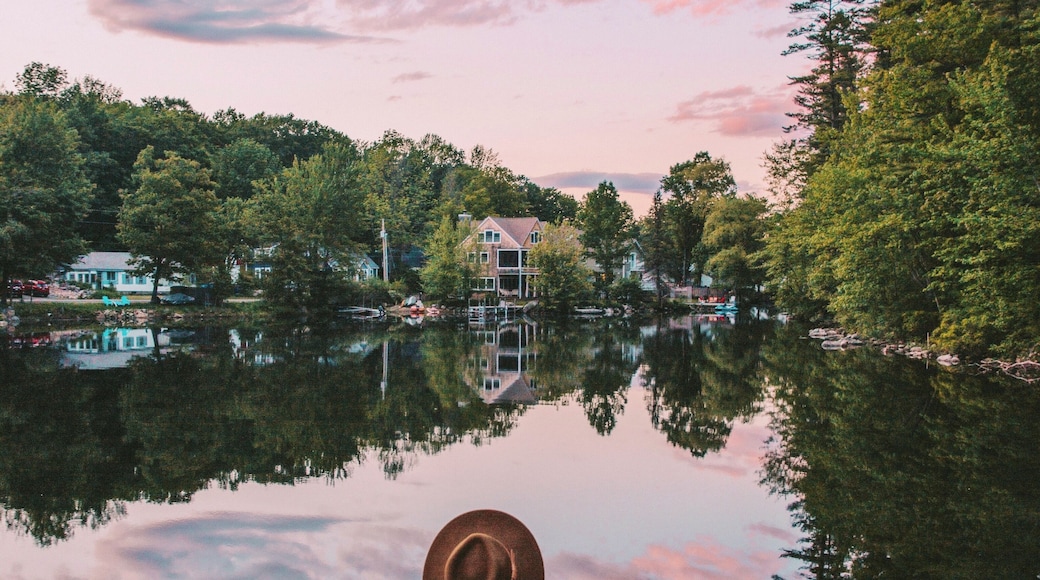 Gorgeous sunset on Lake Waukewan.
Photo credit: Emily Thomas