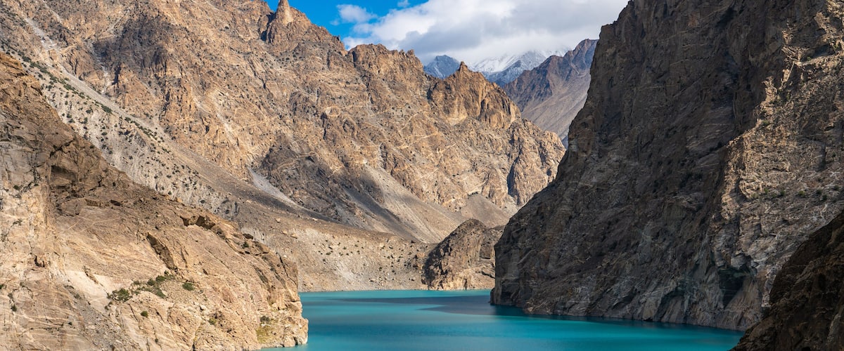 A mountain landscape with a turquoise lake.