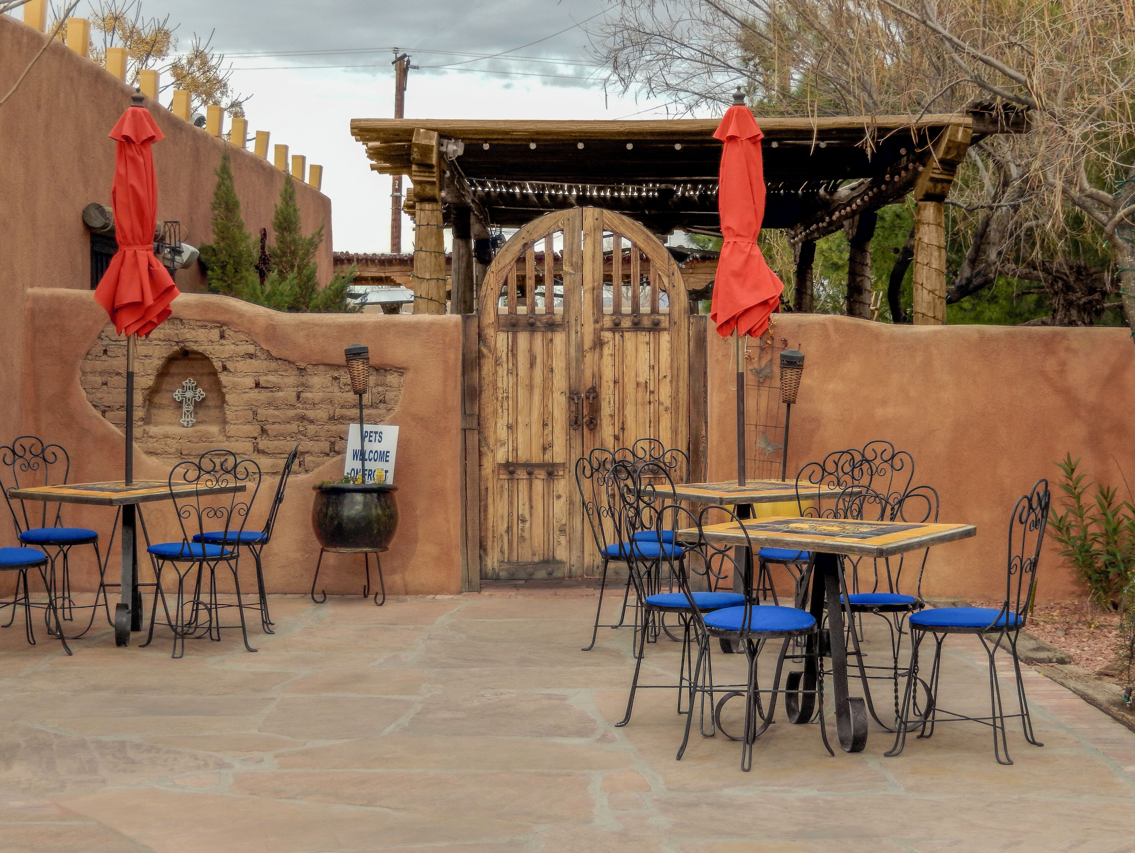 One of the most photographed cafe's in Mesilla, NM.  Famous for it's old gate which is to the front of the building.  A nice place to enjoy breakfast or lunch.  Also a nice place for small events.  