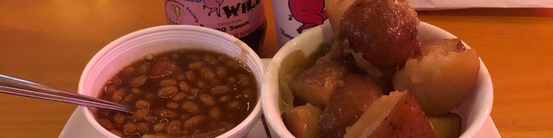 Known for their famous Huge & Tender Pork Chops. Look for the giant spinning pork chop sign, it will lead you to this wonderful bbq oasis.
#bbq #hogwild #chicago