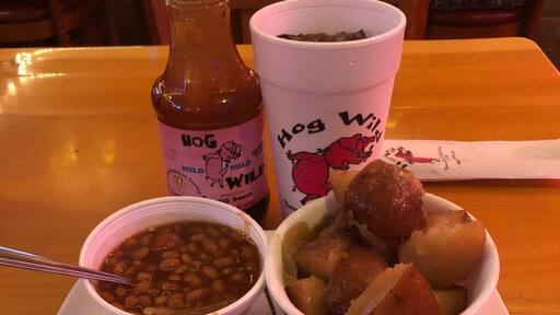 Known for their famous Huge & Tender Pork Chops. Look for the giant spinning pork chop sign, it will lead you to this wonderful bbq oasis.
#bbq #hogwild #chicago