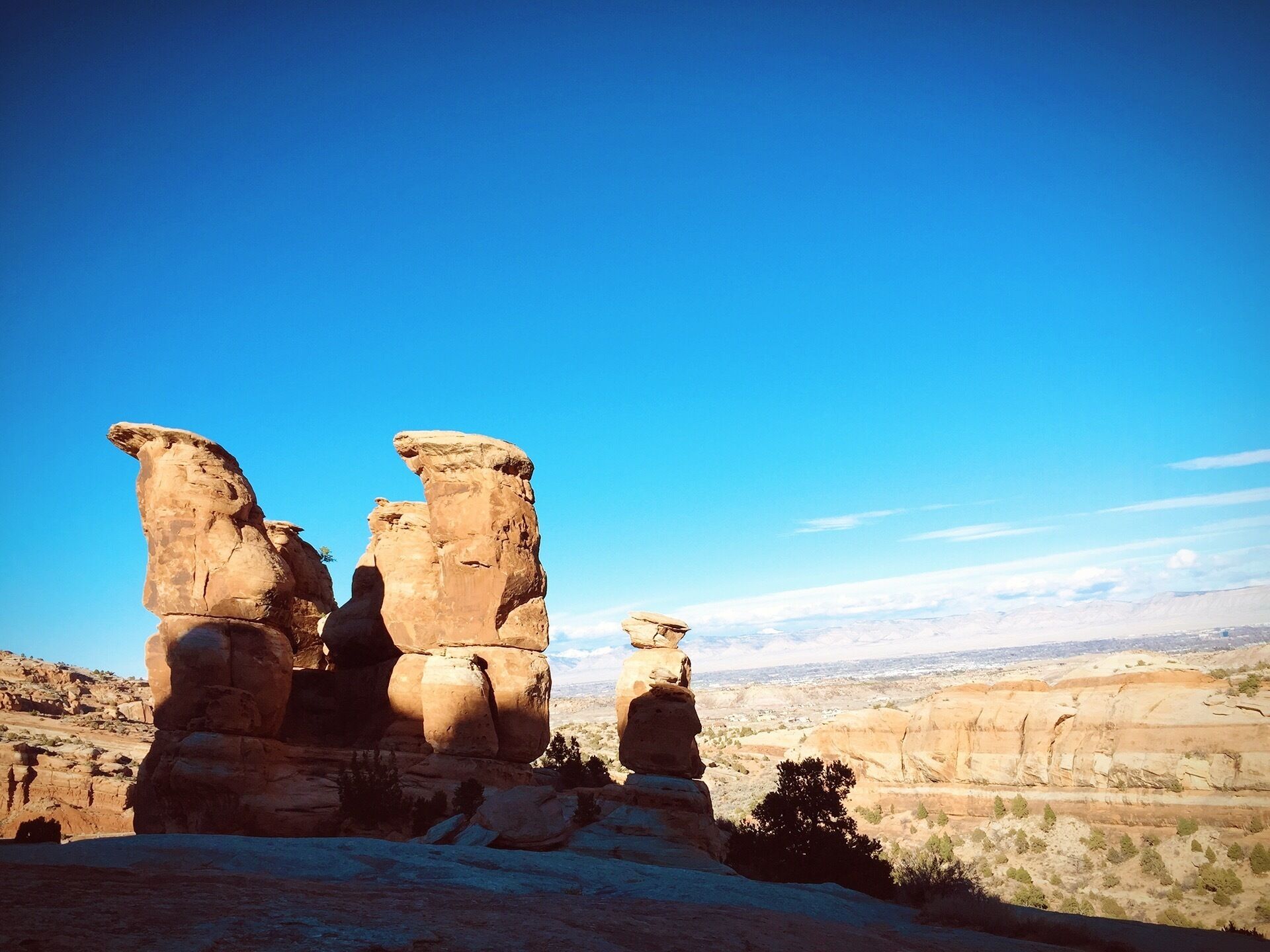 The rocks that form the kitchen are composed of beautiful Wingate Sandstone. This thick layer of petrified sand dunes was laid down when a vast desert covered much of the American Southwest during the Jurassic Period—the heyday of the dinosaurs—when all the world’s land lay locked together in the center of the supercontinent Pangaea. The top of the rocks forming the Devils Kitchen is capped by a thin layer of a slightly harder rock whose presence has saved the kitchen from the ravages of Mother nature. 