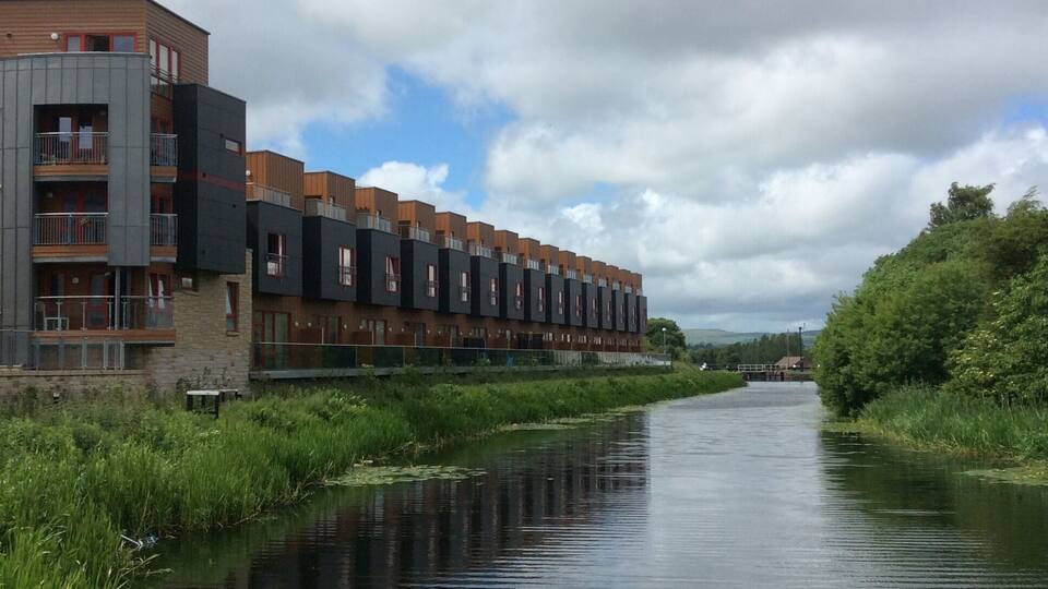 Along the Forth & Clyde canal towpath near Maryhill Road.