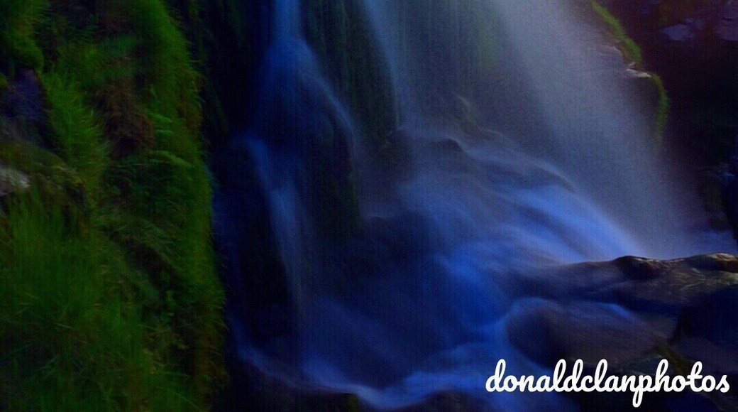 This gorgeous waterfall is a hidden gem.
Tucked away off the road is a peaceful and stunning 94 ft waterfall surrounded by rolling hills and stunning countryside.
The waterfall known at the Fintry Loup lies between the Carron Valley and Fintry in Scotland.