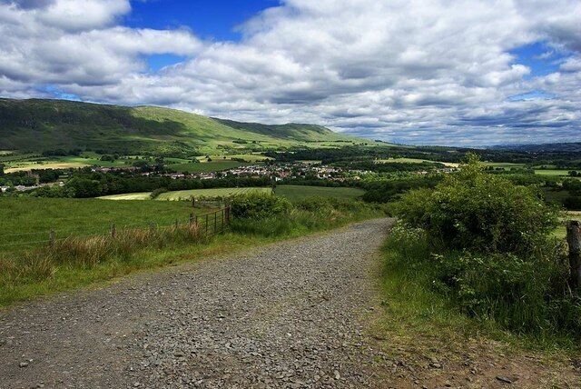 South Brae, Lennoxtown Taken from South Brae at the end of a track looking over the east end of Lennoxtown.