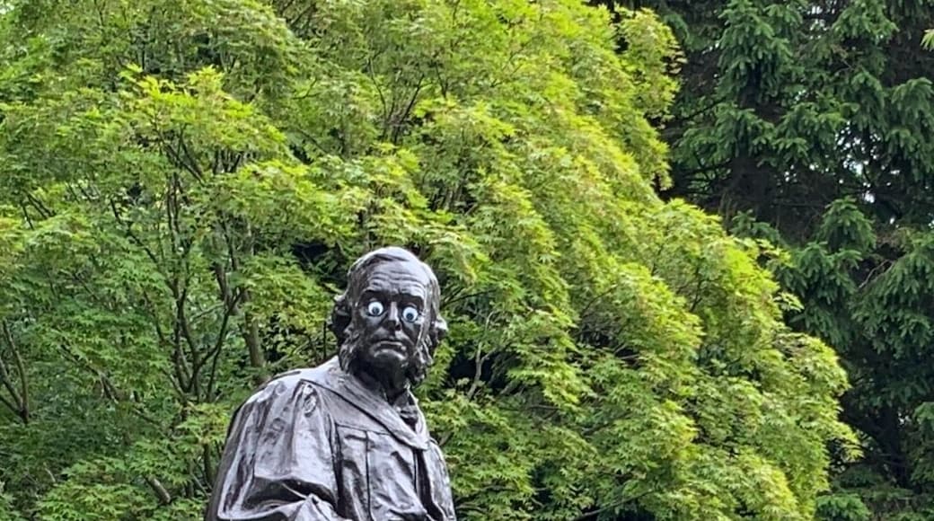 It’s well known that Glaswegians like to embellish their statues. Here is Joseph Lister, British surgeon and pioneer of antiseptic surgery, with googly eyes.
