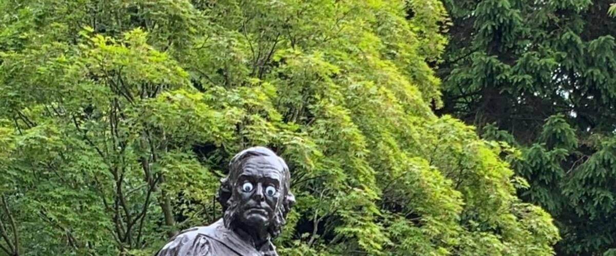It’s well known that Glaswegians like to embellish their statues. Here is Joseph Lister, British surgeon and pioneer of antiseptic surgery, with googly eyes.