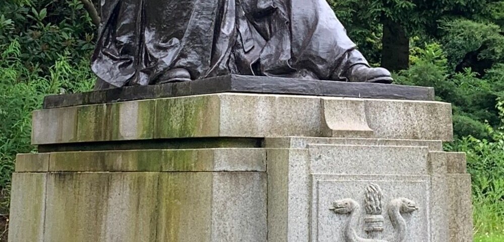 It’s well known that Glaswegians like to embellish their statues. Here is Joseph Lister, British surgeon and pioneer of antiseptic surgery, with googly eyes.