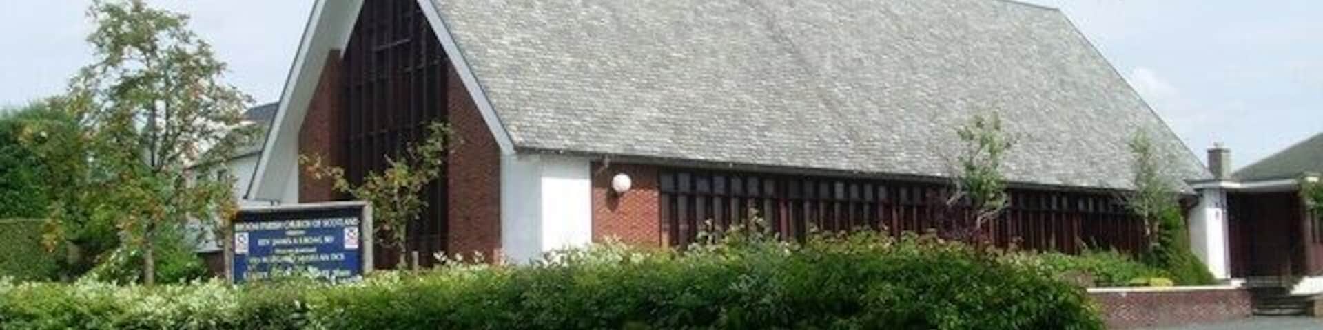 Uma igreja com telhado inclinado e fachada de tijolos.