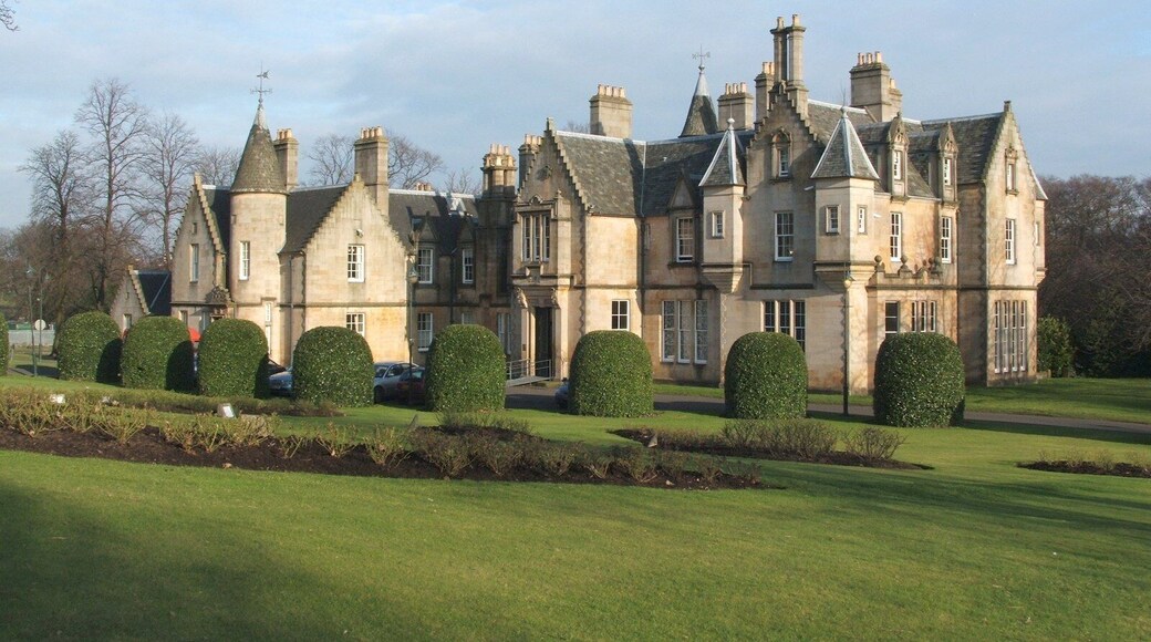 Tollcross House This mansion house, set within what is now Tollcross Park, was designed by architect David Bryce, and built by James Dunlop in 1848. From 1905 to 1973, it was the home of the Children's Museum (a branch of the Kelvingrove Museum), but the building later fell into disrepair.