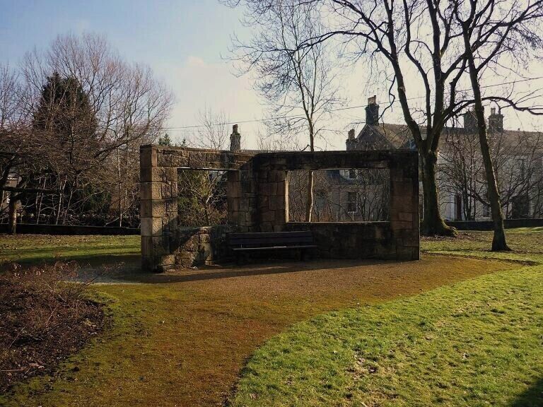 Auld Man's Rest A place where the older gentry of Kilsyth used to meet to chat n' chill. Now used by young men to partake of the fortified wine.