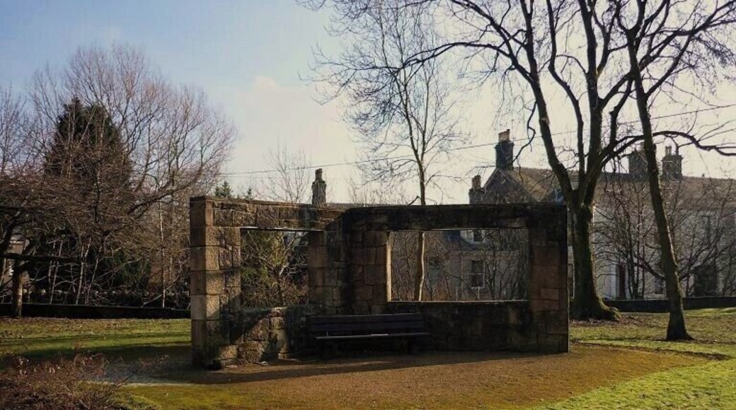 Auld Man's Rest A place where the older gentry of Kilsyth used to meet to chat n' chill. Now used by young men to partake of the fortified wine.