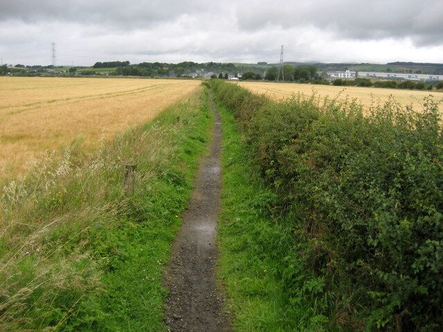 Footpath to Balmore Very straight footpath leading from the River Kelvin to Balmore.