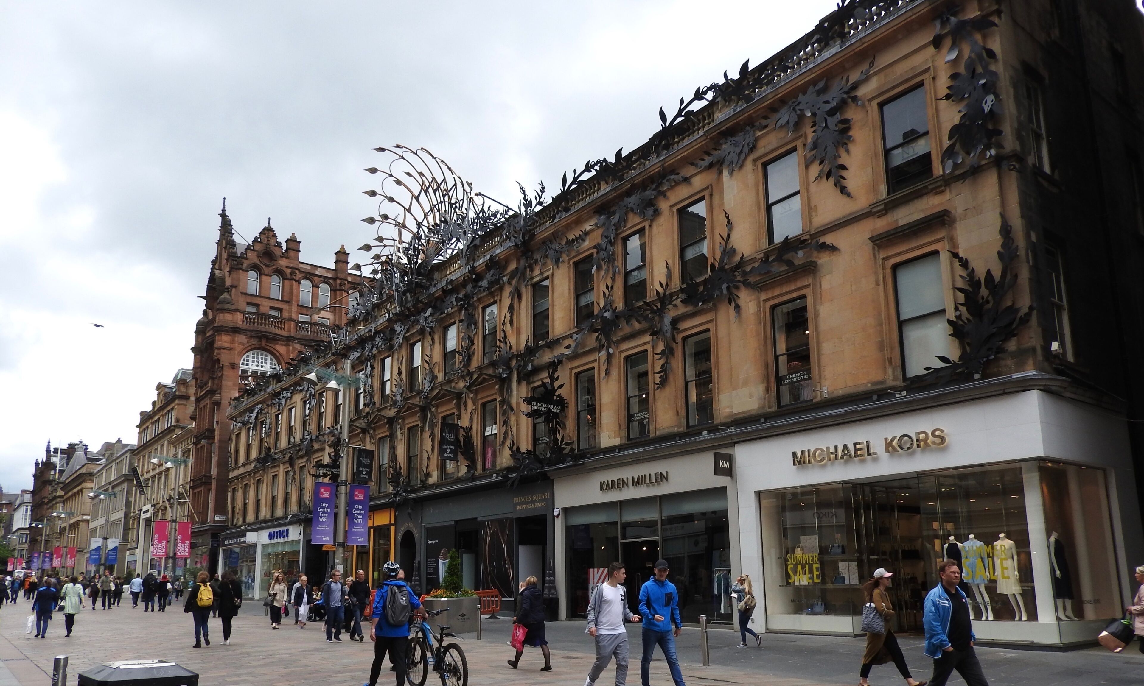  Princes Square is a shopping centre with a peacock sculpture over the facade on Buchanan Street in central Glasgow, Scotland. In 2016, it was voted Scotland's best building of the last 100 years.

#LikeALocal