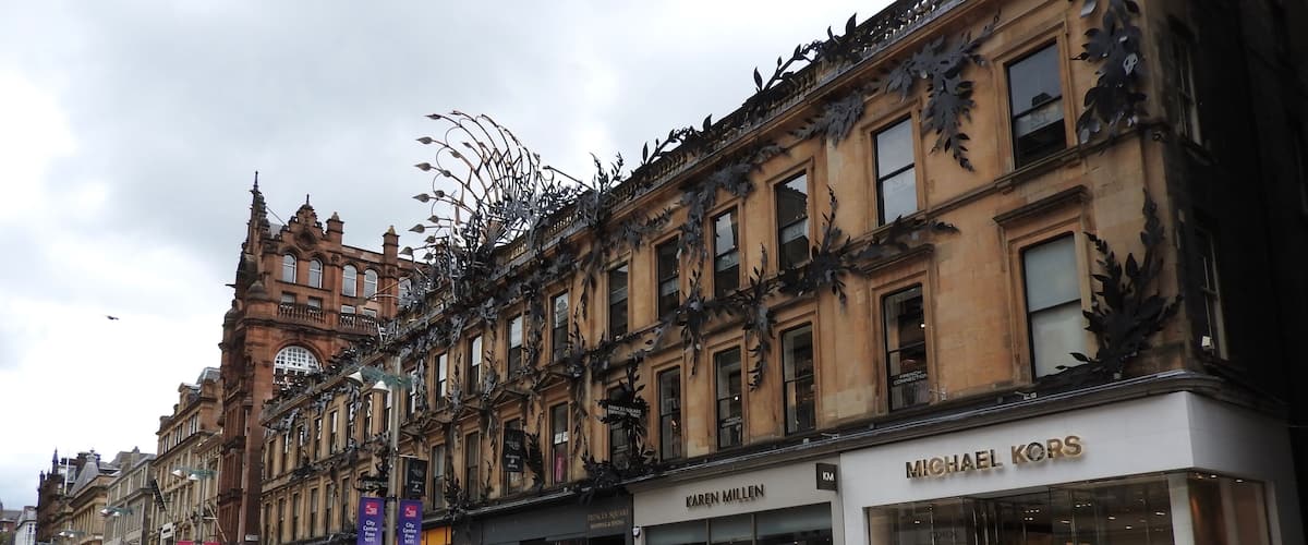 Princes Square is a shopping centre with a peacock sculpture over the facade on Buchanan Street in central Glasgow, Scotland. In 2016, it was voted Scotland's best building of the last 100 years.
#LikeALocal