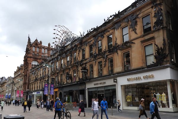Princes Square is a shopping centre with a peacock sculpture over the facade on Buchanan Street in central Glasgow, Scotland. In 2016, it was voted Scotland's best building of the last 100 years.
#LikeALocal