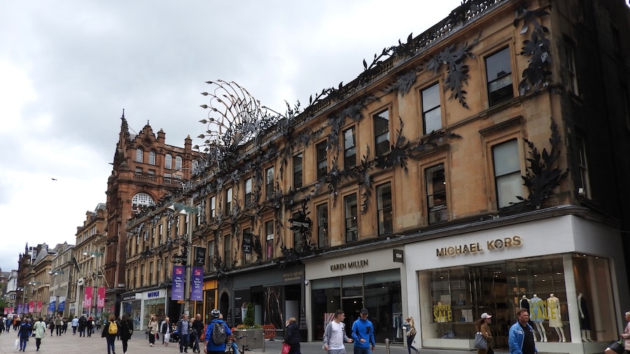 Princes Square is a shopping centre with a peacock sculpture over the facade on Buchanan Street in central Glasgow, Scotland. In 2016, it was voted Scotland's best building of the last 100 years.
#LikeALocal