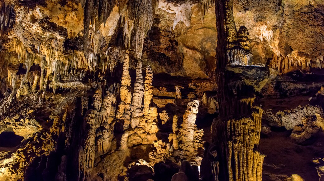 Stalactites and stalagmites in Luray Caverns, Virginia, USA.