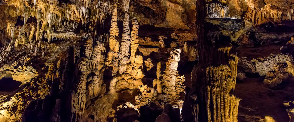 Stalactites and stalagmites in Luray Caverns, Virginia, USA.