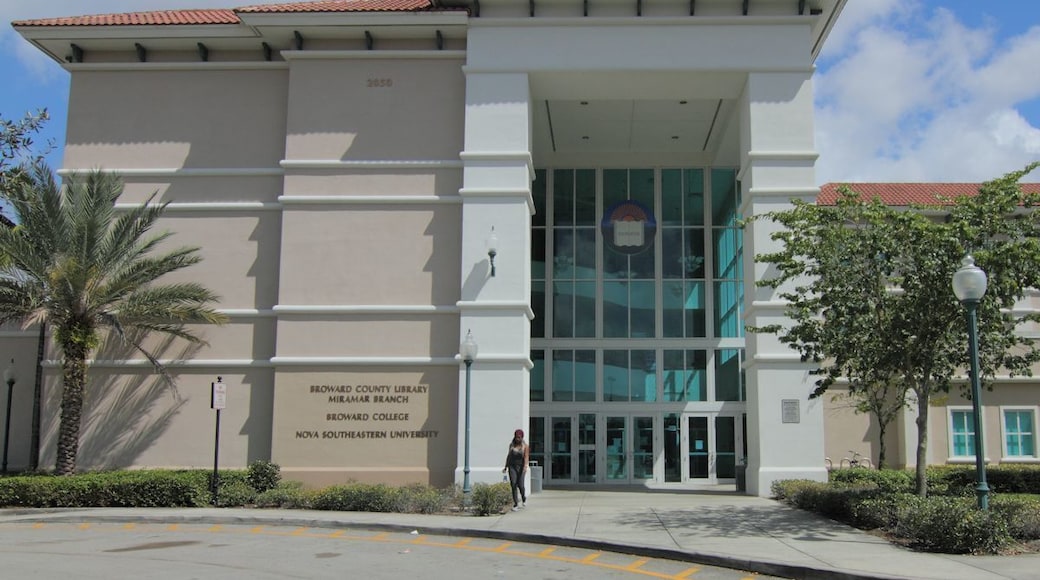 This building houses the Miramar library and extension of Broward College.
#library #Miramar #Florida