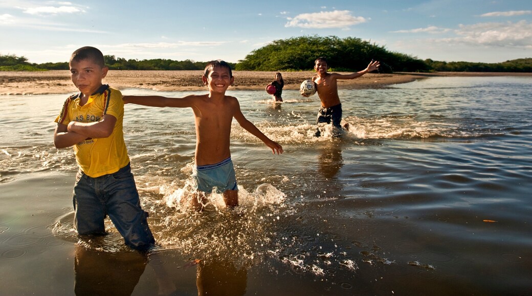 Nicaragua mostrando una playa de arena y natación y también niños