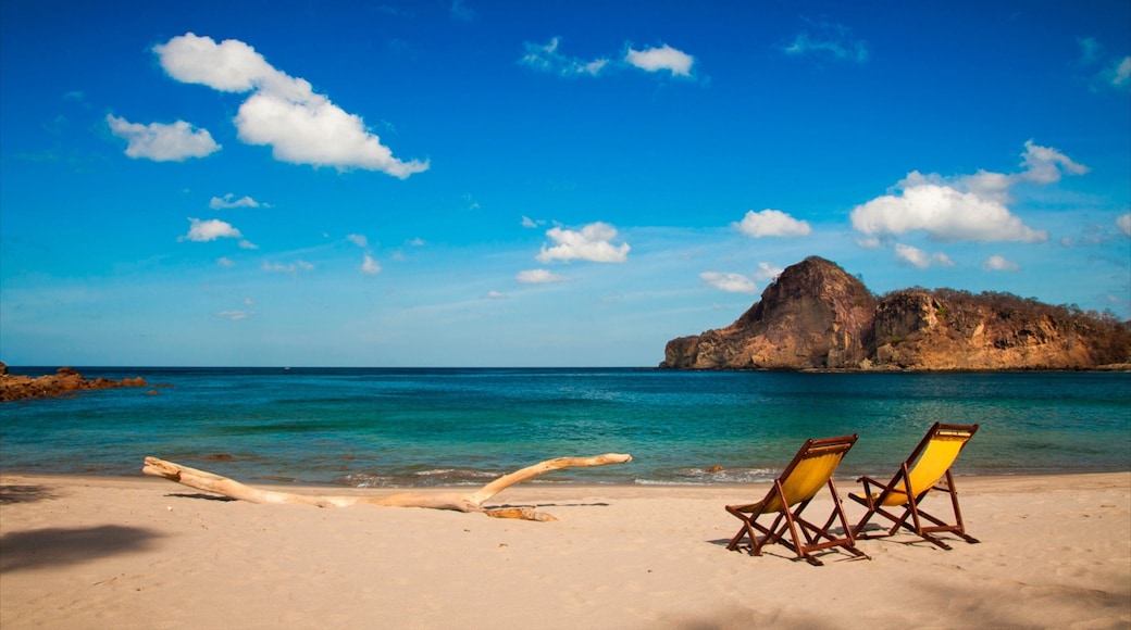 Nicarágua caracterizando uma praia de areia, litoral rochoso e cenas tropicais
