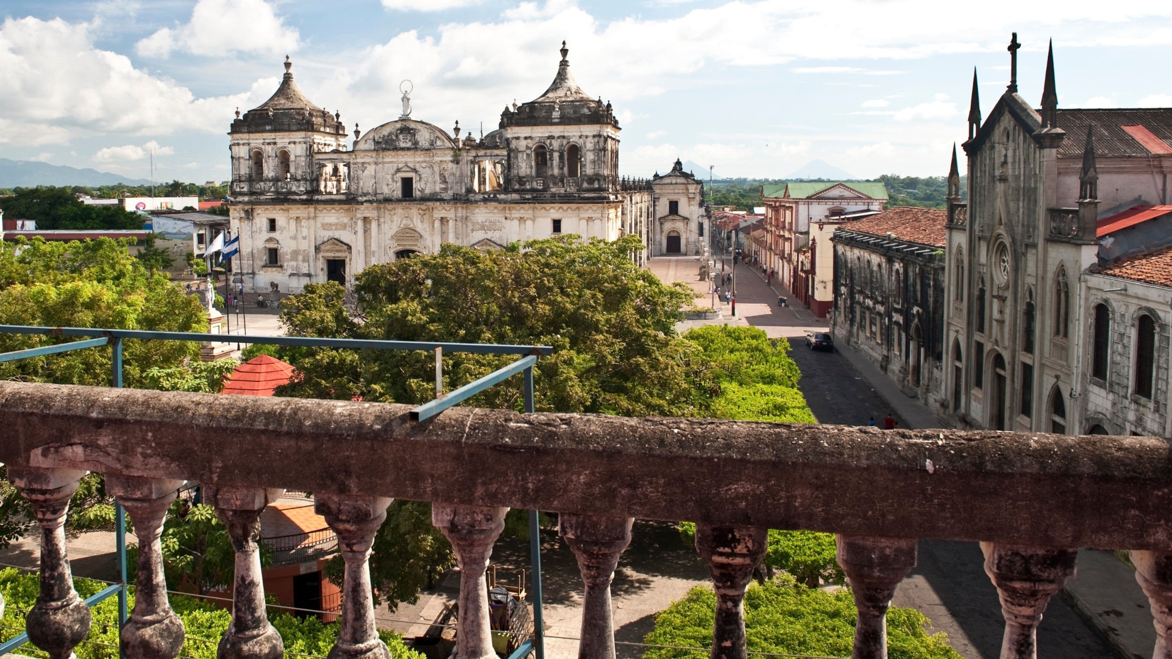 Nicaragua que incluye una pequeña ciudad o pueblo, una iglesia o catedral y patrimonio de arquitectura