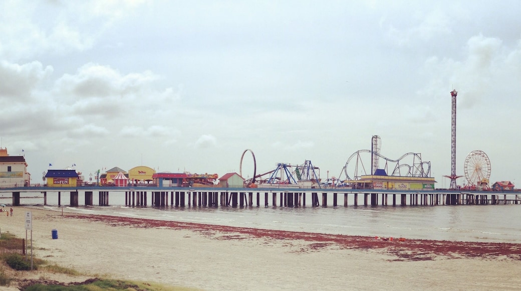 Looking at Pleasure Pier in Galveston