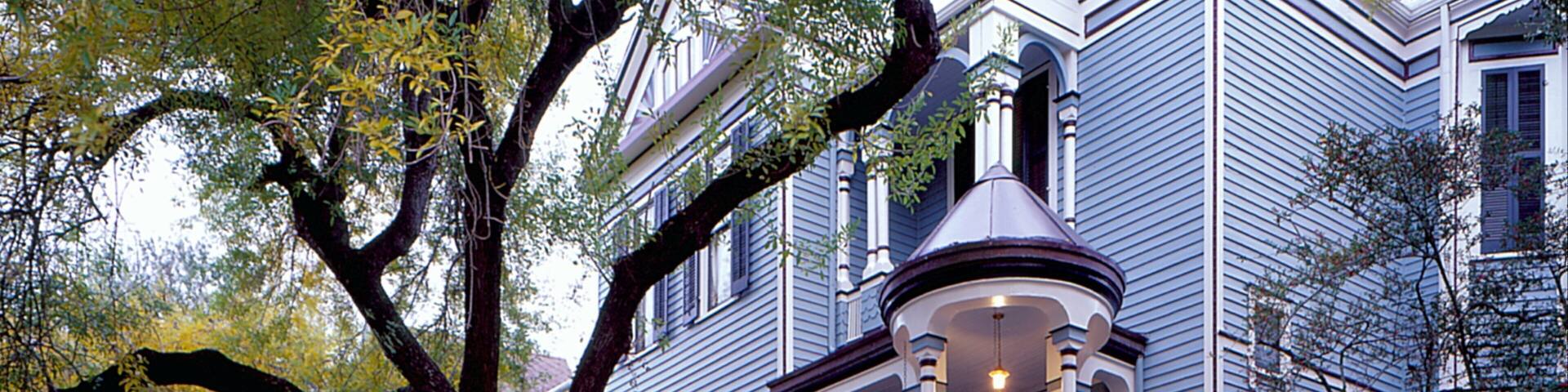 Galveston showing a house, a city and street scenes