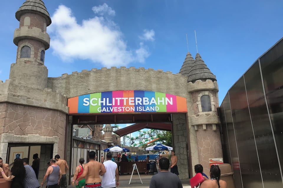 Linnoitusta muistuttava sisäänkäynti, jonka yläpuolella on kyltti, jossa lukee: ”SCHLITTERBAHN GALVESTON ISLAND”.