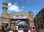 Une entrée monumentale, semblable à celle d’un château, sur laquelle on peut lire l’inscription : « SCHLITTERBAHN GALVESTON ISLAND ».