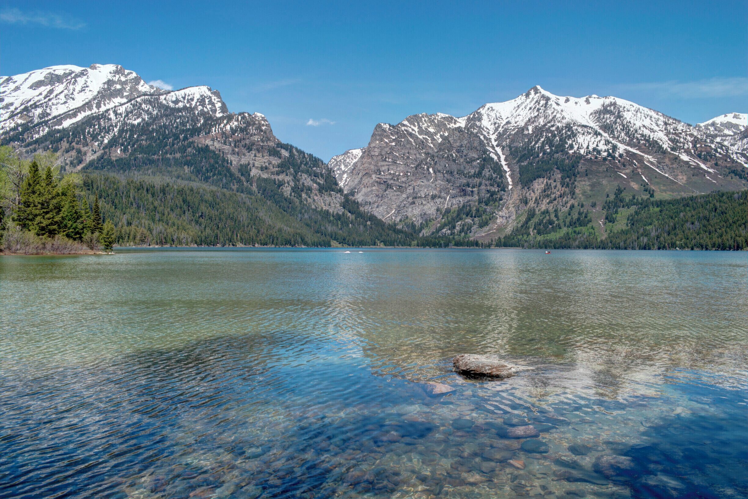 A gorgeous, easy 2-mile hike in Grand Teton National Park. #nationalpark #grandteton #wyoming #lake