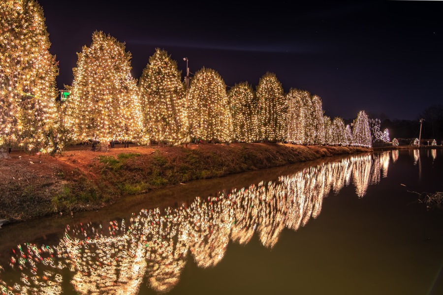 Outdoor christmas decorations at christmas town usa