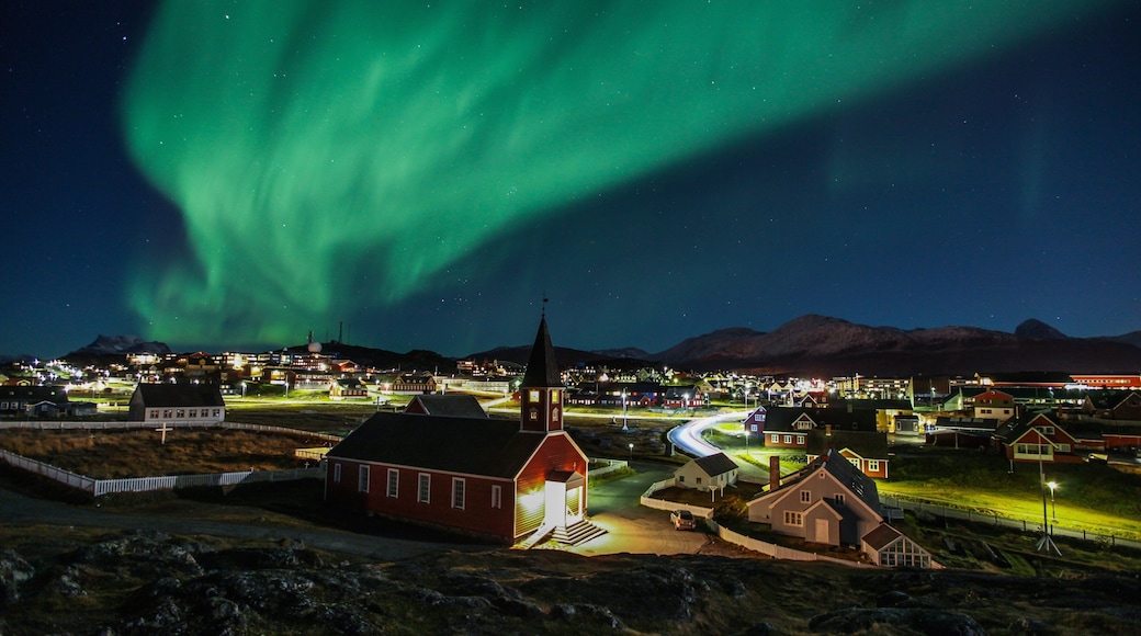 Nuuk ofreciendo una ciudad, escenas nocturnas y auroras boreales