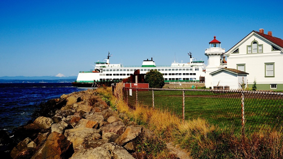 Mukilteo featuring a house, rugged coastline and cruising