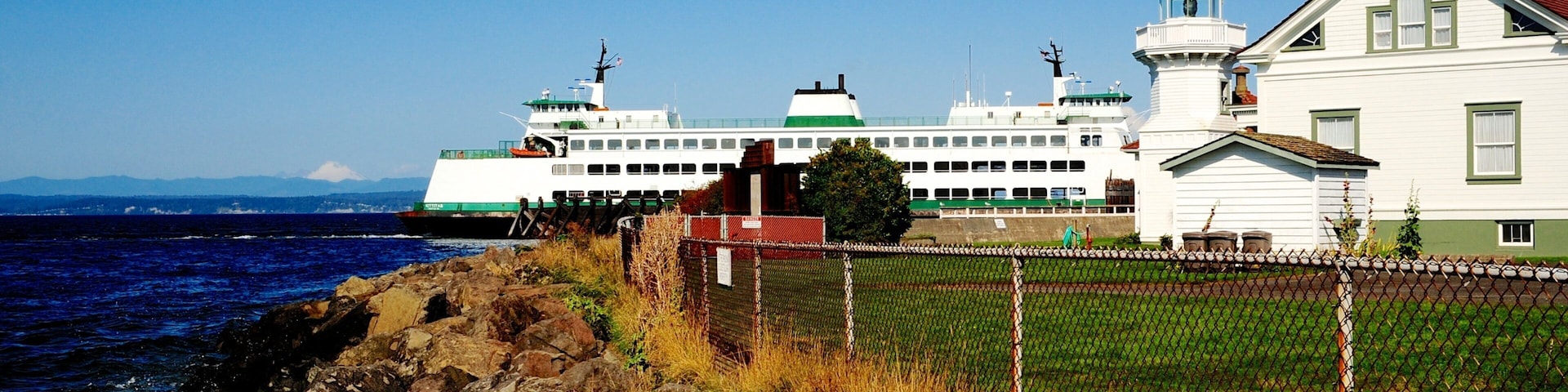 Mukilteo ofreciendo cruceros, un faro y costa escarpada